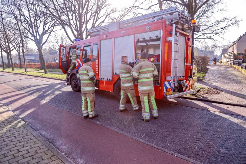 Meisje bekneld met been in doeltje op schoolplein