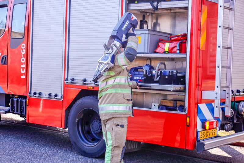 Meisje bekneld met been in doeltje op schoolplein