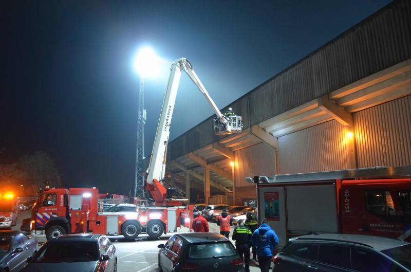 Brandweer controleert mogelijk brandje in Cambuur stadion