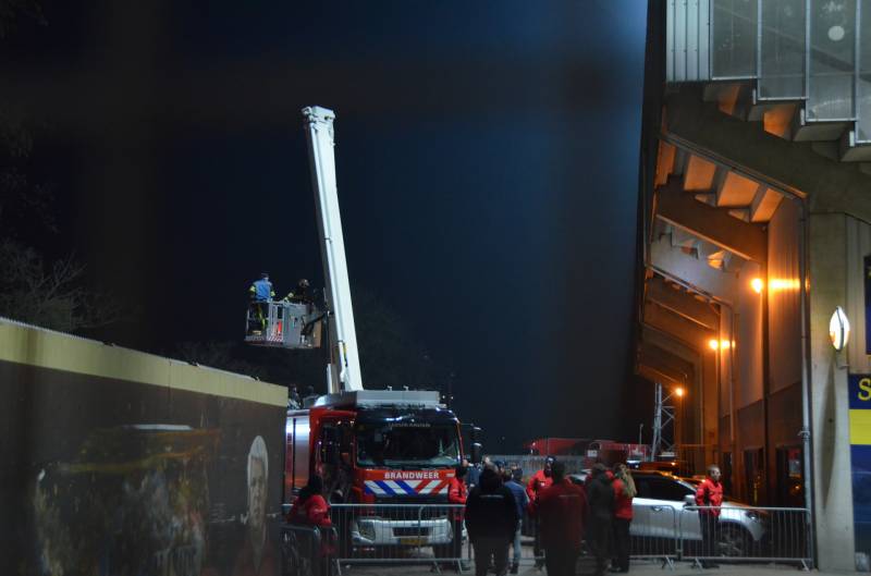 Brandweer controleert mogelijk brandje in Cambuur stadion
