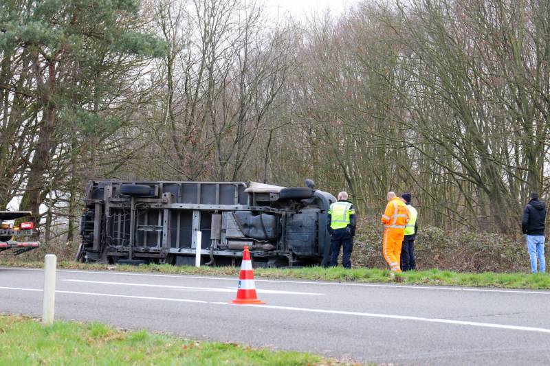 Vrachtwagen belandt op zijn kant op afrit