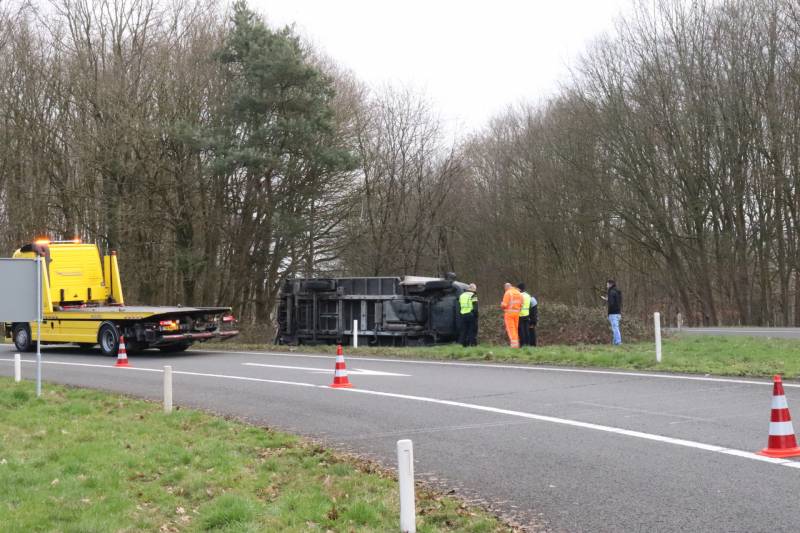 Vrachtwagen belandt op zijn kant op afrit