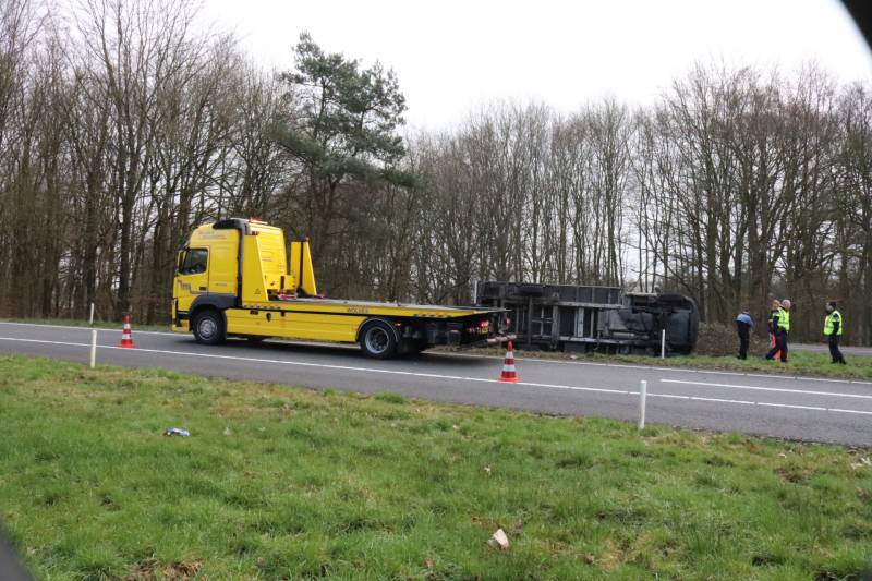 Vrachtwagen belandt op zijn kant op afrit