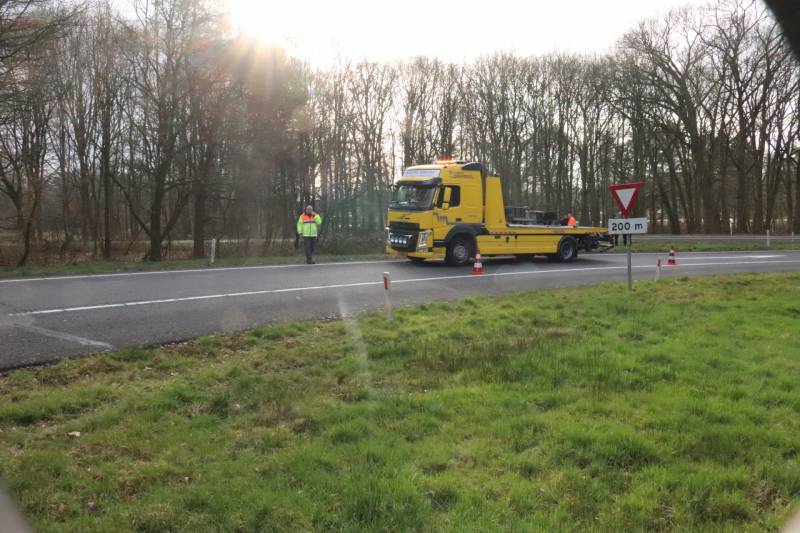 Vrachtwagen belandt op zijn kant op afrit