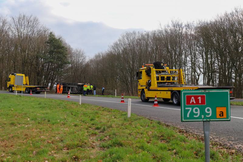 Vrachtwagen belandt op zijn kant op afrit