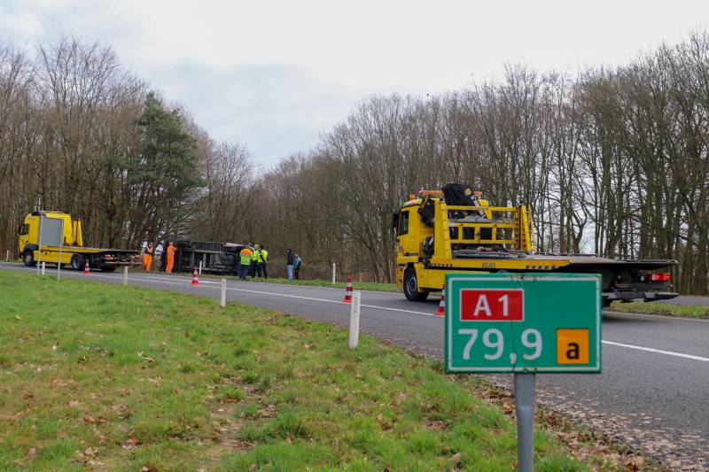 Vrachtwagen belandt op zijn kant op afrit