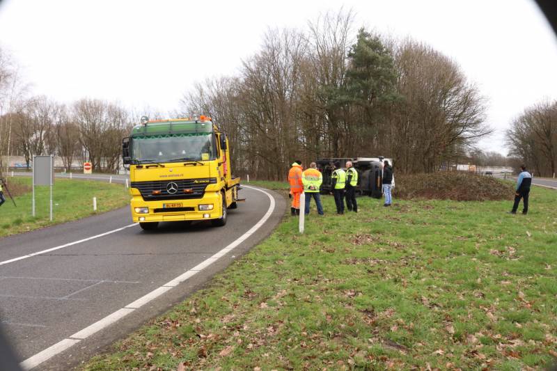 Vrachtwagen belandt op zijn kant op afrit