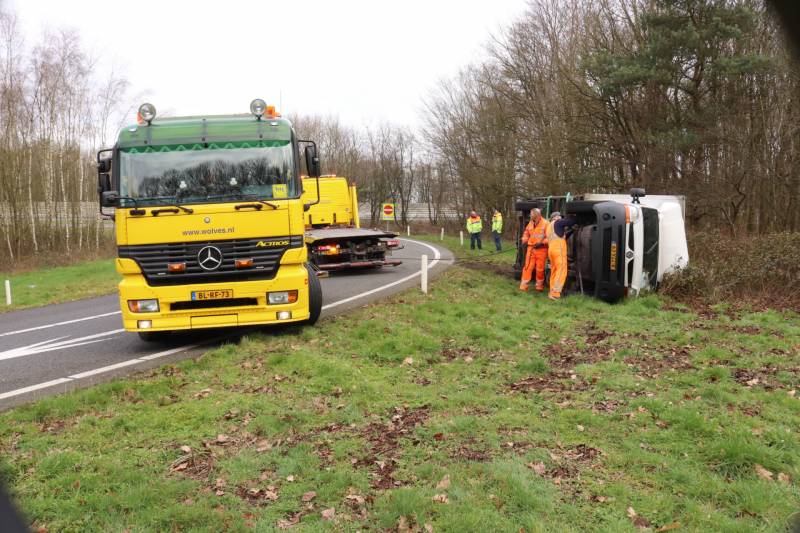 Vrachtwagen belandt op zijn kant op afrit