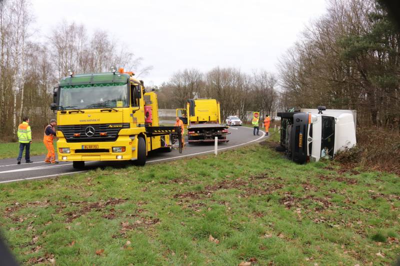 Vrachtwagen belandt op zijn kant op afrit