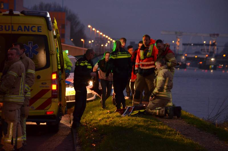 Persoon te water geraakt in kanaal