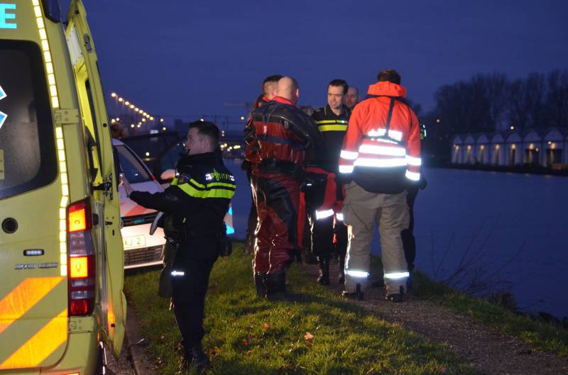 Persoon te water geraakt in kanaal