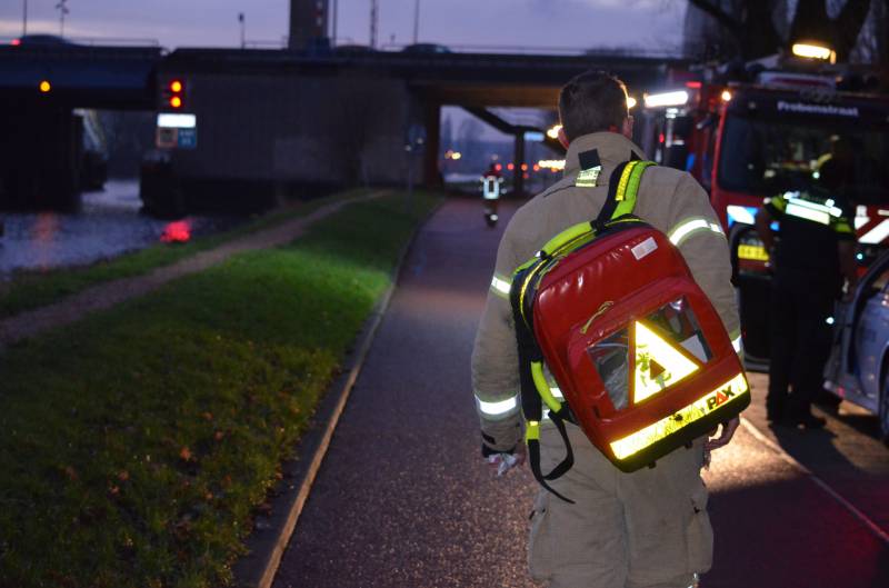 Persoon te water geraakt in kanaal