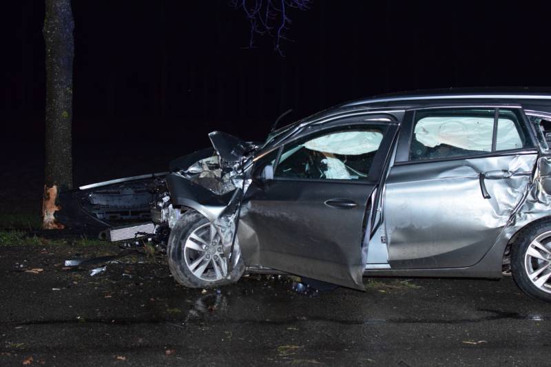 Auto total loss na eenzijdige botsing op boom