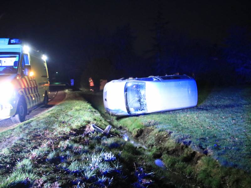 Bestelbus vliegt uit de bocht en belandt op zijkant, twee aanhoudingen