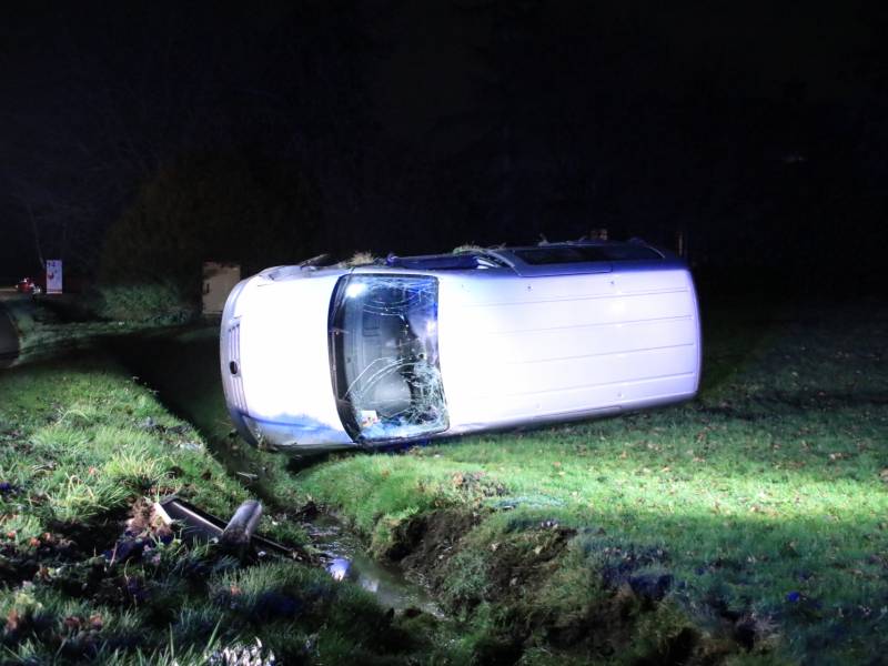 Bestelbus vliegt uit de bocht en belandt op zijkant, twee aanhoudingen