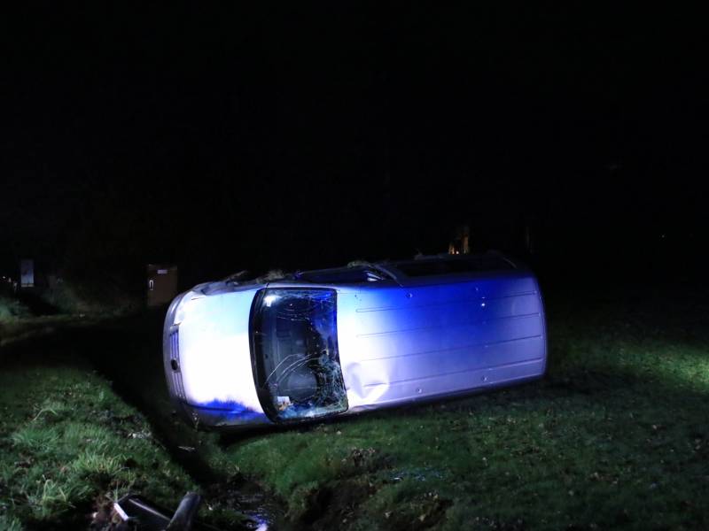 Bestelbus vliegt uit de bocht en belandt op zijkant, twee aanhoudingen