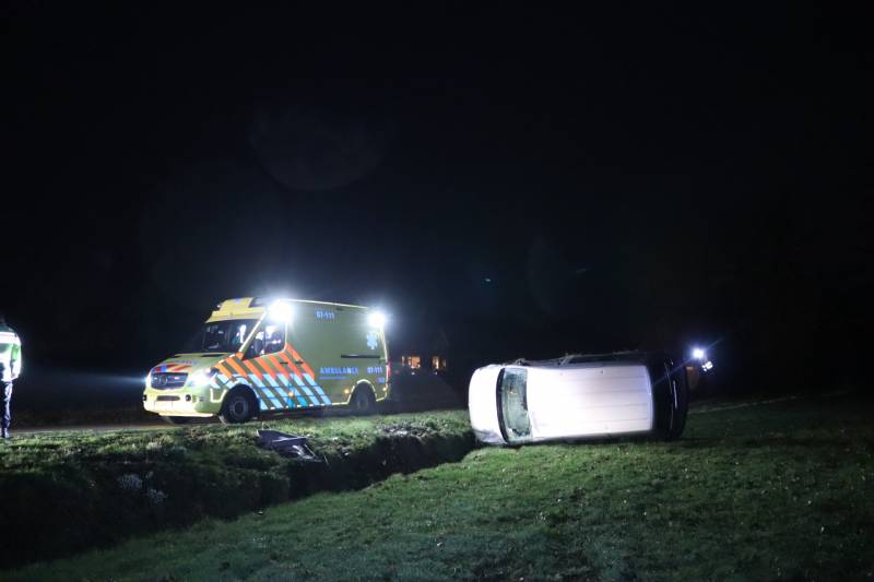 Bestelbus vliegt uit de bocht en belandt op zijkant, twee aanhoudingen
