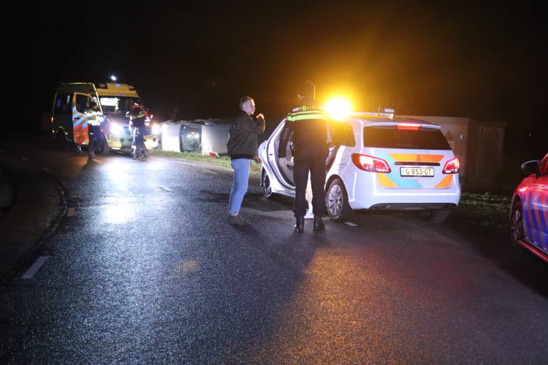 Bestelbus vliegt uit de bocht en belandt op zijkant, twee aanhoudingen