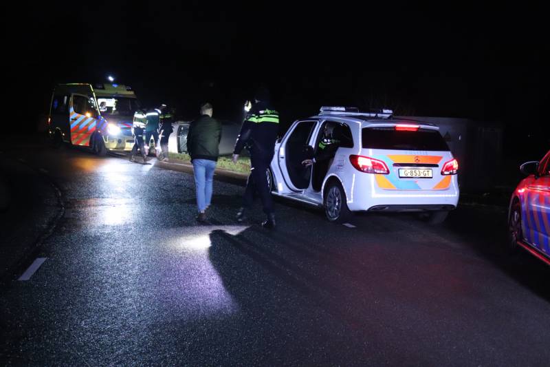 Bestelbus vliegt uit de bocht en belandt op zijkant, twee aanhoudingen