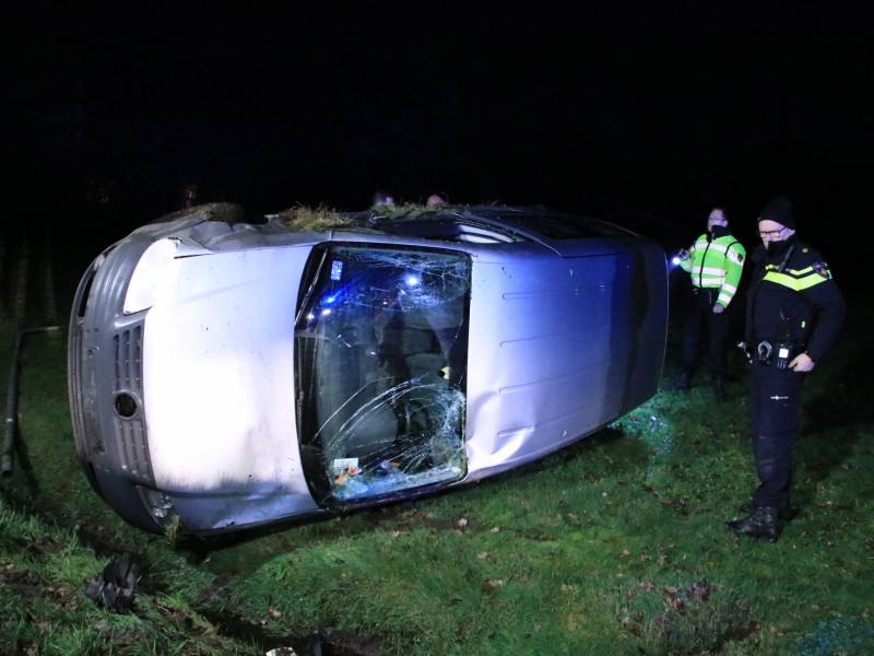 Bestelbus vliegt uit de bocht en belandt op zijkant, twee aanhoudingen