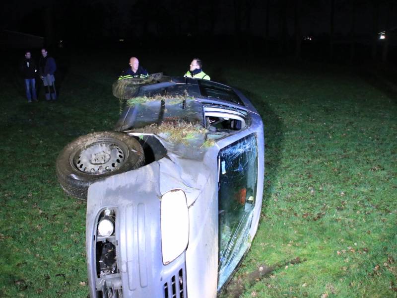 Bestelbus vliegt uit de bocht en belandt op zijkant, twee aanhoudingen