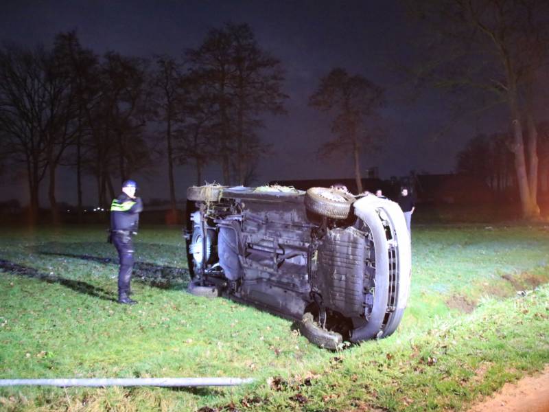 Bestelbus vliegt uit de bocht en belandt op zijkant, twee aanhoudingen