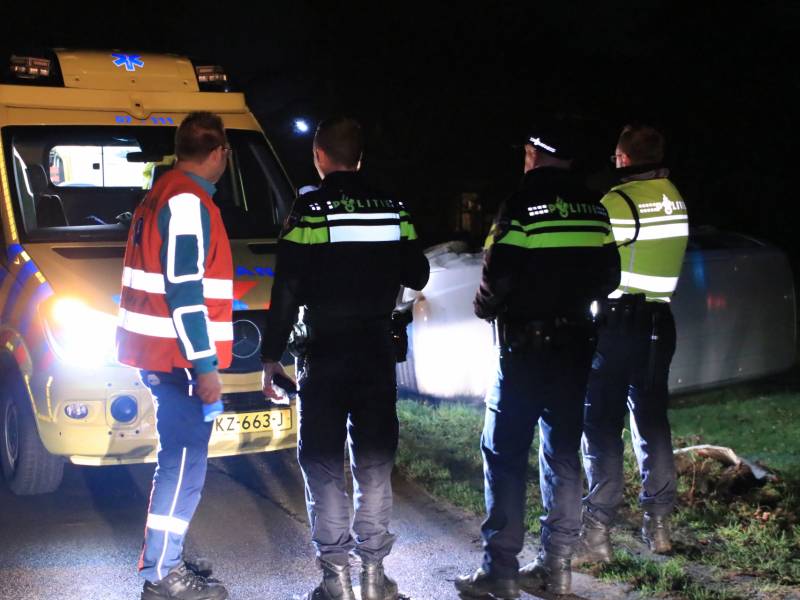 Bestelbus vliegt uit de bocht en belandt op zijkant, twee aanhoudingen