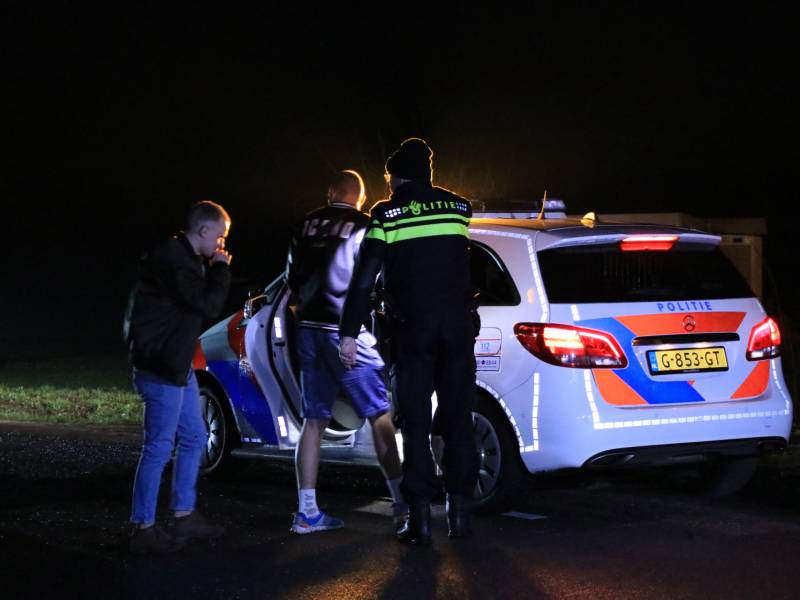 Bestelbus vliegt uit de bocht en belandt op zijkant, twee aanhoudingen