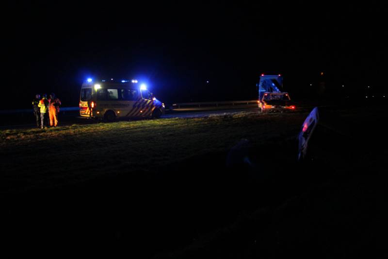 Bestelbusje beland in sloot