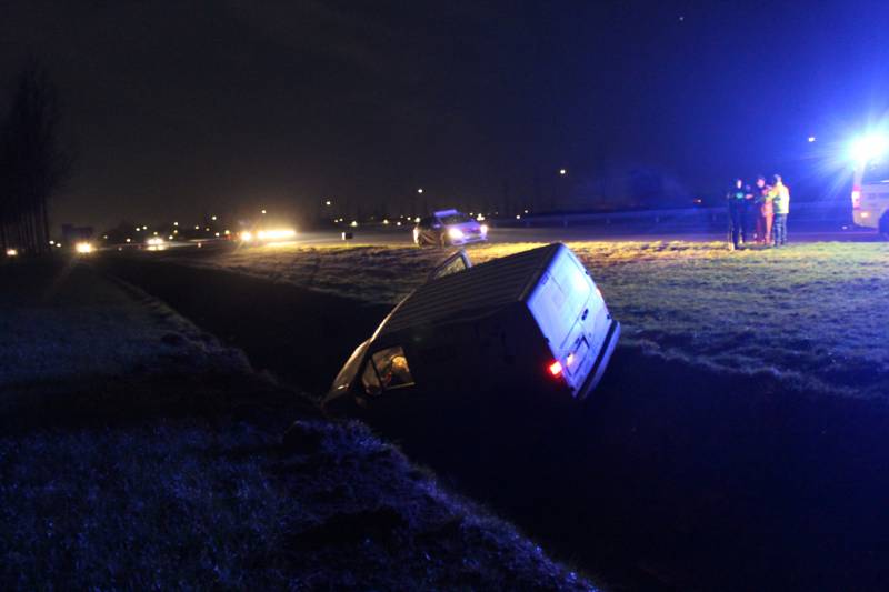 Bestelbusje beland in sloot