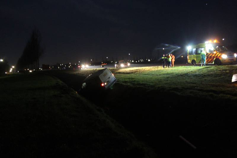 Bestelbusje beland in sloot