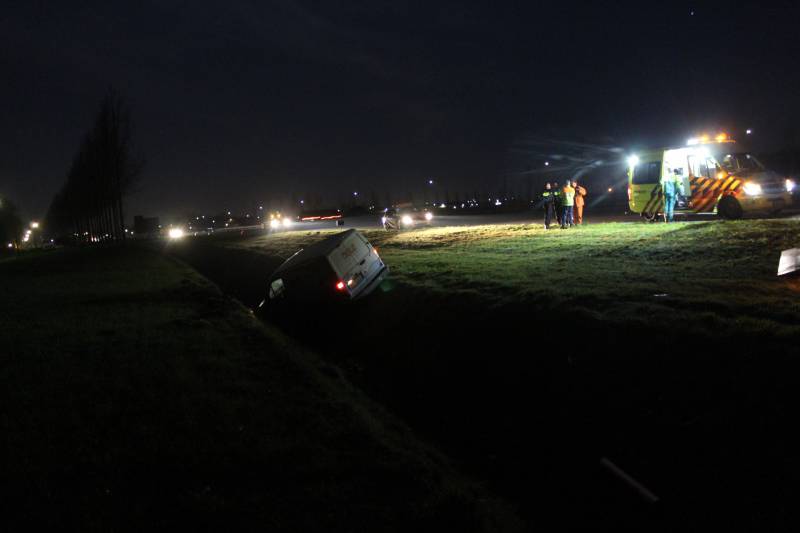 Bestelbusje beland in sloot