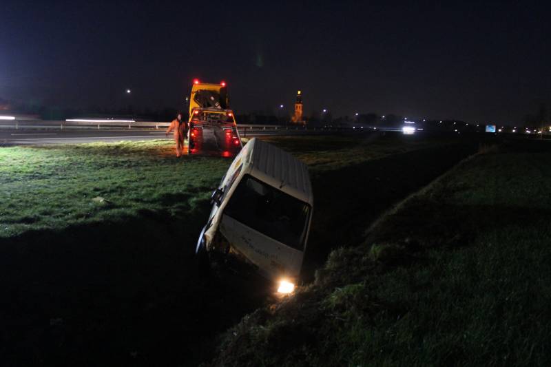 Bestelbusje beland in sloot