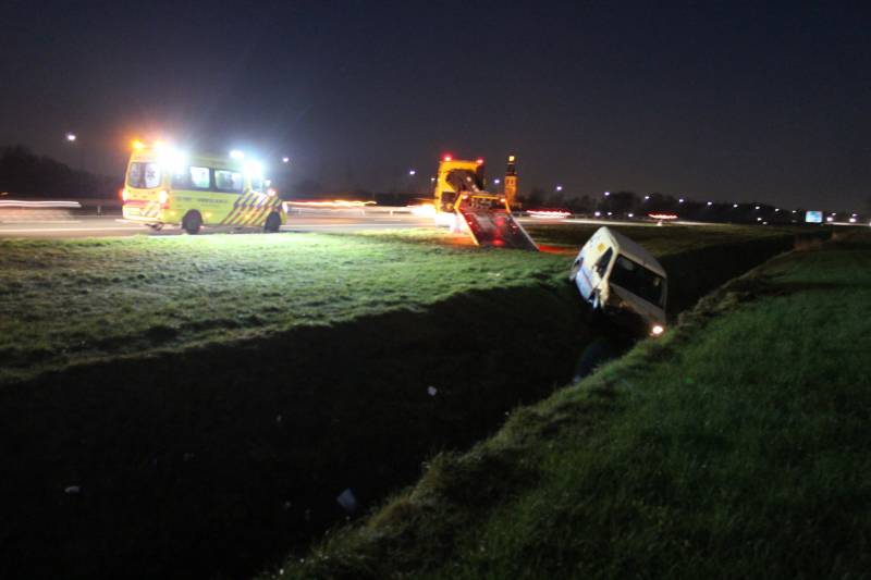 Bestelbusje beland in sloot