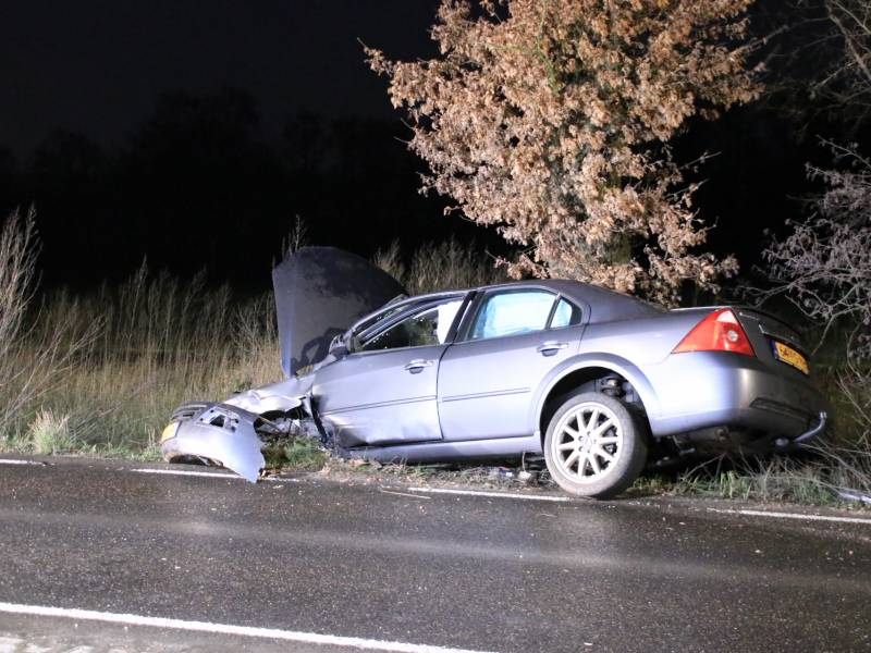 Auto crasht na achtervolging