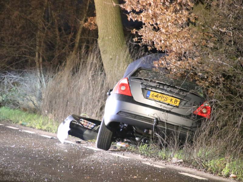 Auto crasht na achtervolging