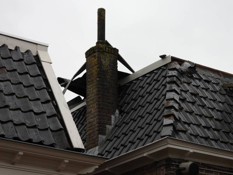 Stuk dak van woning gewaaid