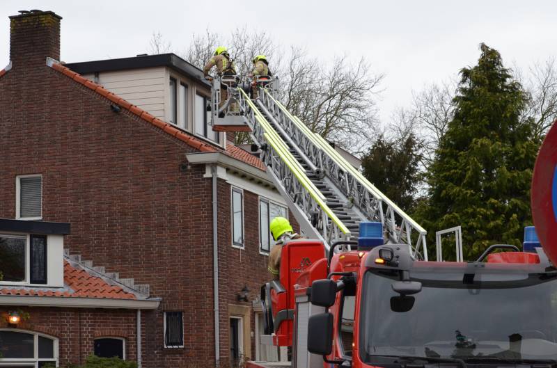 Brandweer zet dakrand vweer vast
