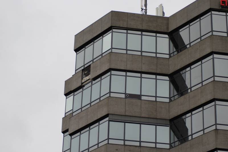 Harde wind rukt betonnen gevelpaneel los