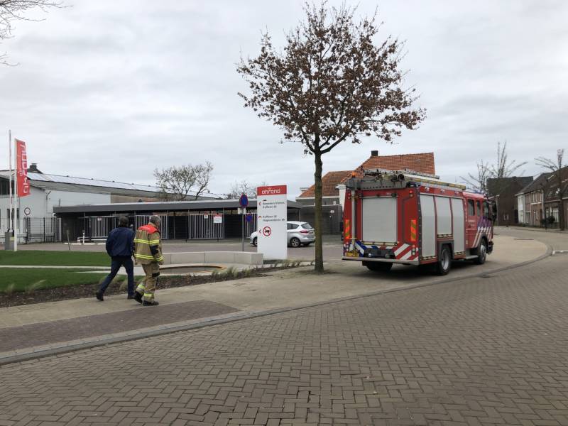 Harde wind rukt betonnen gevelpaneel los