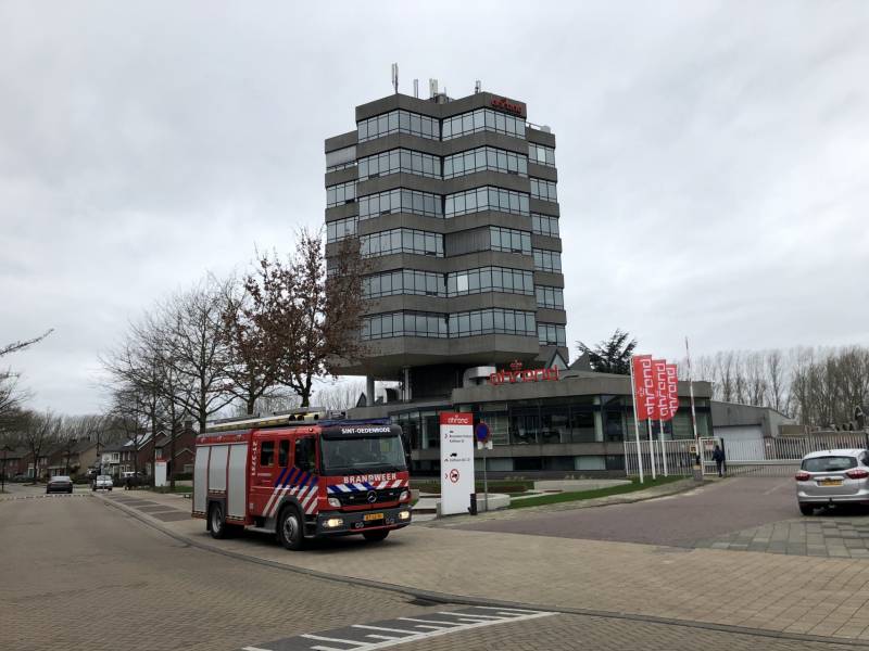 Harde wind rukt betonnen gevelpaneel los