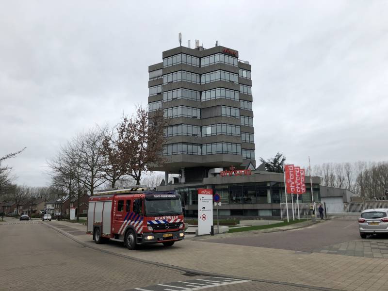 Harde wind rukt betonnen gevelpaneel los
