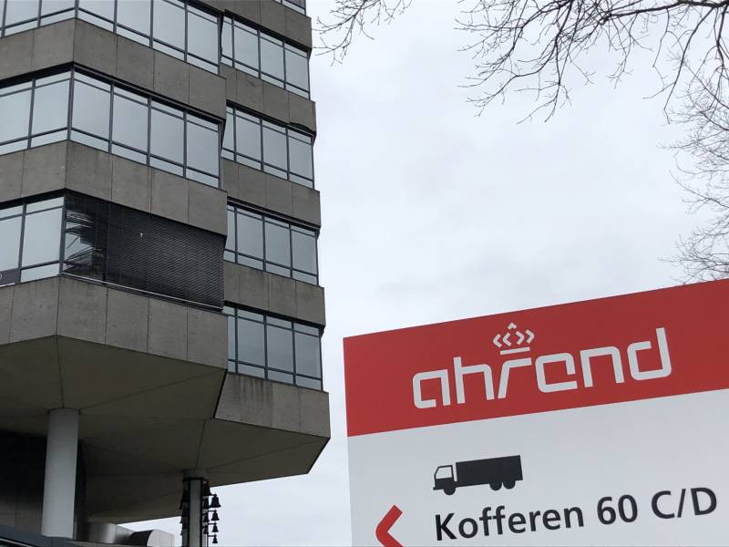 Harde wind rukt betonnen gevelpaneel los