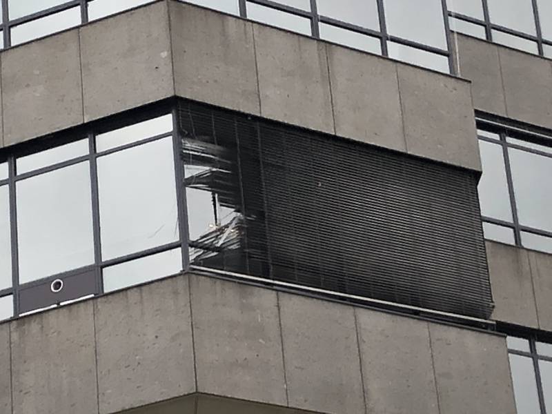 Harde wind rukt betonnen gevelpaneel los