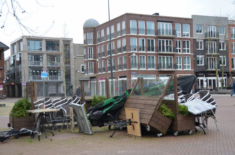 Straatmeubilair waait weg door de storm
