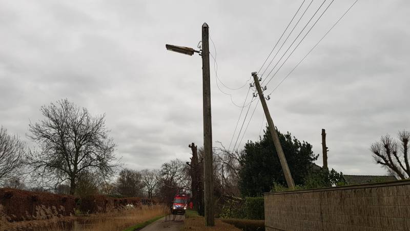 Kabels in mast beschadigd door omgevallen boom