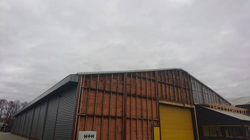 Dak van loods dreigt weg te waaien