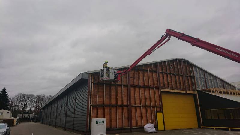 Dak van loods dreigt weg te waaien