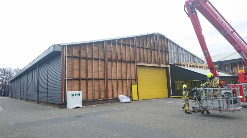Dak van loods dreigt weg te waaien