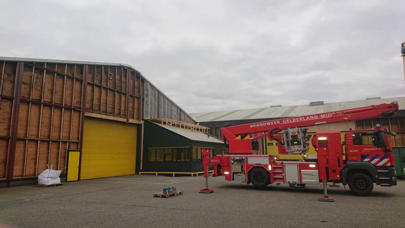 Dak van loods dreigt weg te waaien